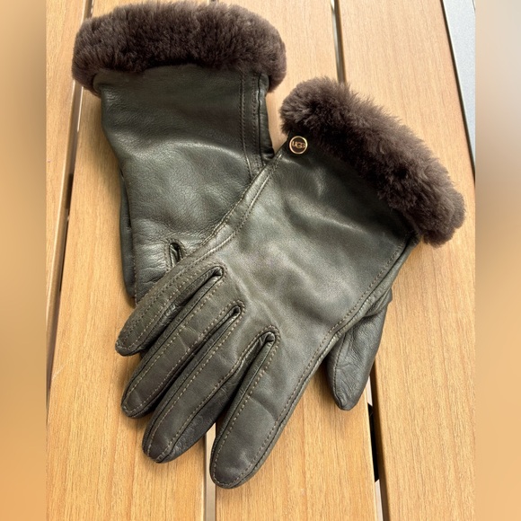 UGG Accessories - UGG Women's Leather gloves sheepskin collar & knit insert M Size